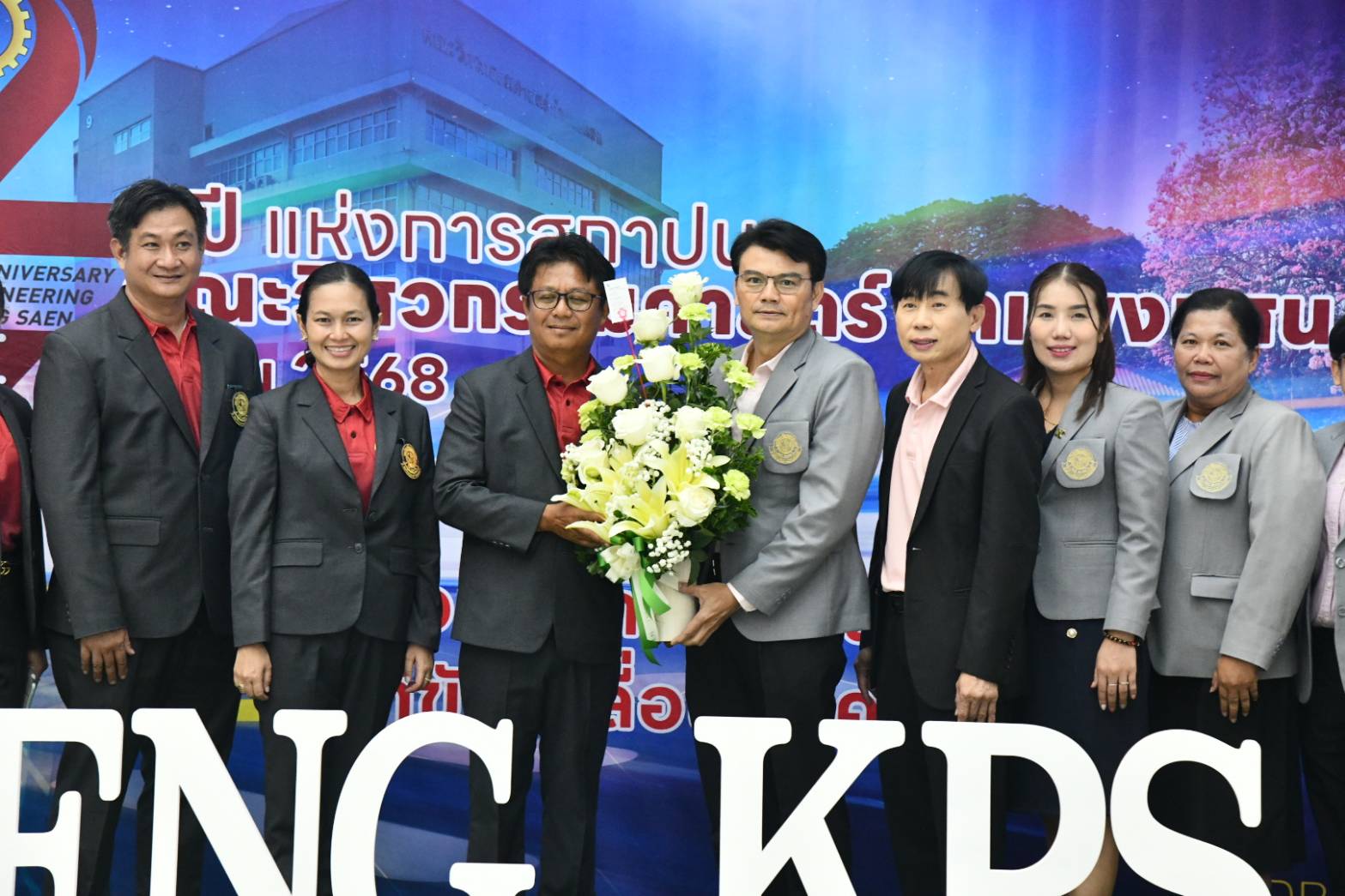 ผู้อำนวยการสำนักงานวิทยาเขตกำแพงแสน นำคณะผู้บริหารสำนักงานวิทยาเขตกำแพงแสน ร่วมแสดงความยินดีคณะวิศวกรรมศาสตร์ กำแพงแสน ในโอกาสวันคล้ายวันสถาปนาคณะวิศวกรรมศาสตร์ กำแพงแสน ครบรอบ 22 ปี