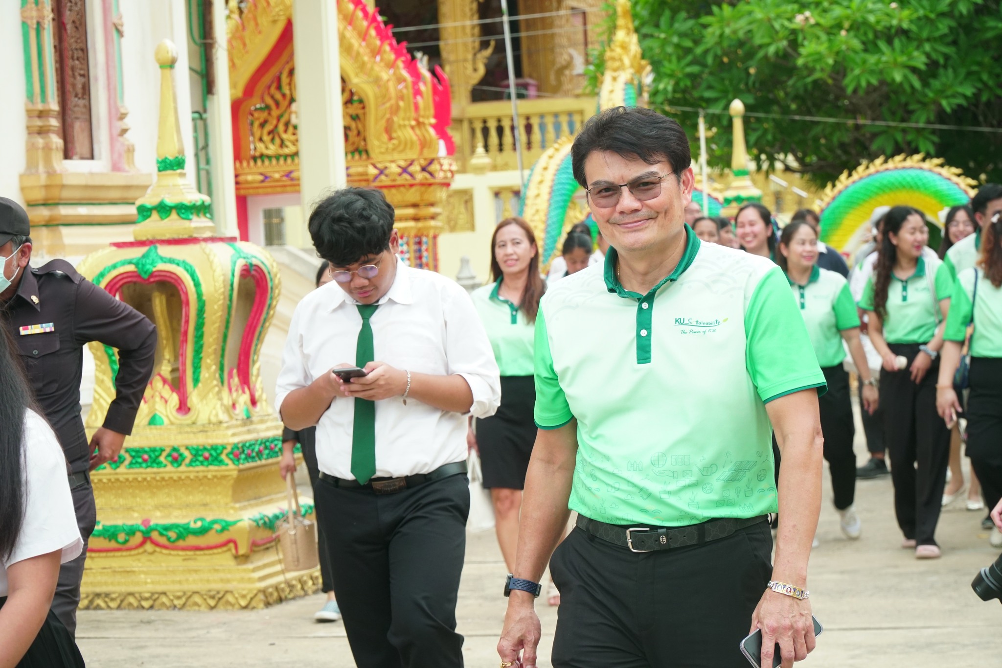 ผู้อำนวยการสำนักงานวิทยาเขตกำแพงแสน พร้อมบุคลากรสำนักงานวิทยาเขตกำแพงแสน ร่วมเดินทักษิณาวัตรรอบพระอุโบสถ และถวายเทียนพรรษาให้แก่วัดสว่างชาติประชาบำรุง