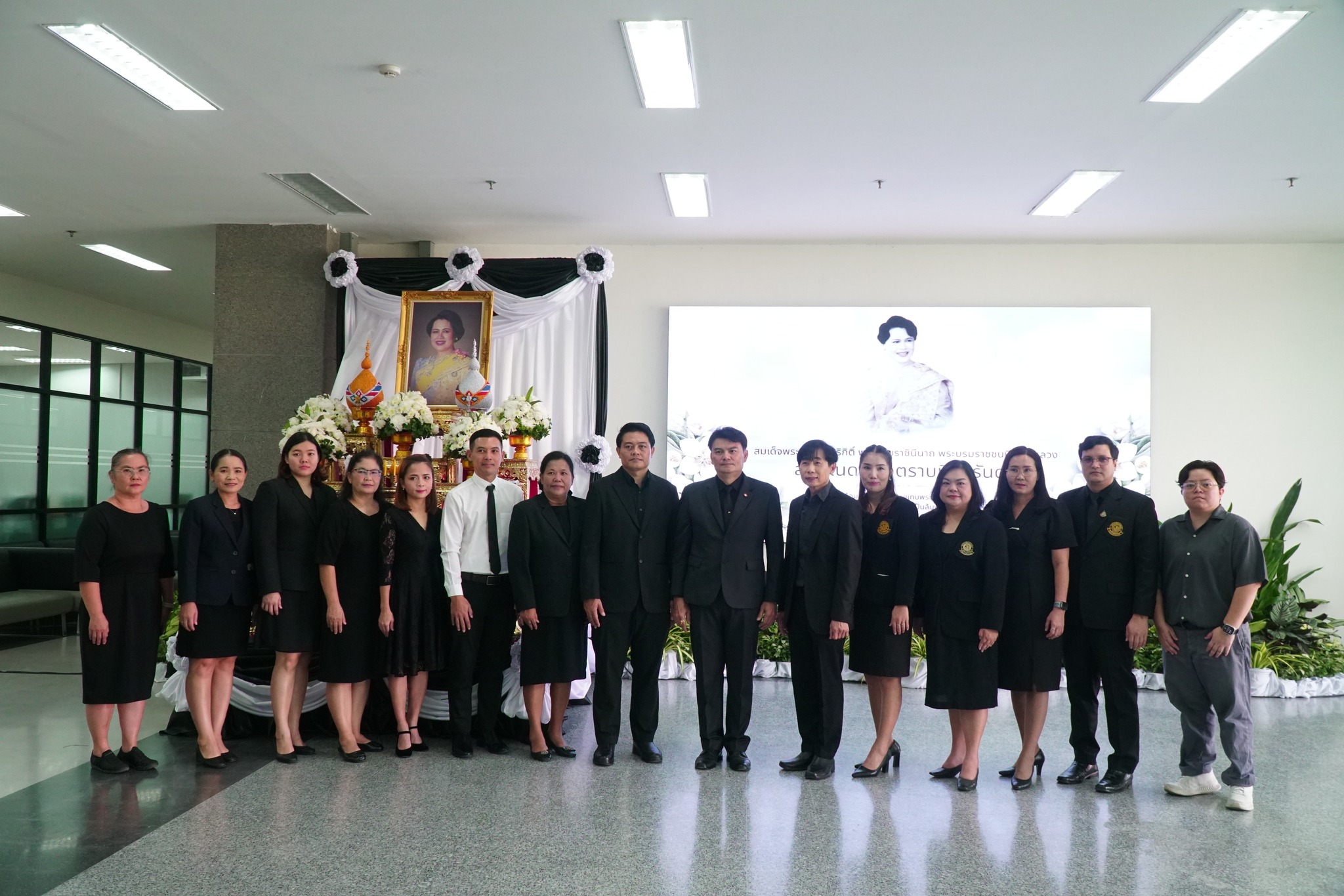 สำนักงานวิทยาเขตกำแพงแสน ร่วมพิธีน้อมถวายความอาลัยแด่สมเด็จพระนางเจ้าสิริกิติ์ พระบรมราชินีนาถ พระบรมราชชนนีพันปีหลวง