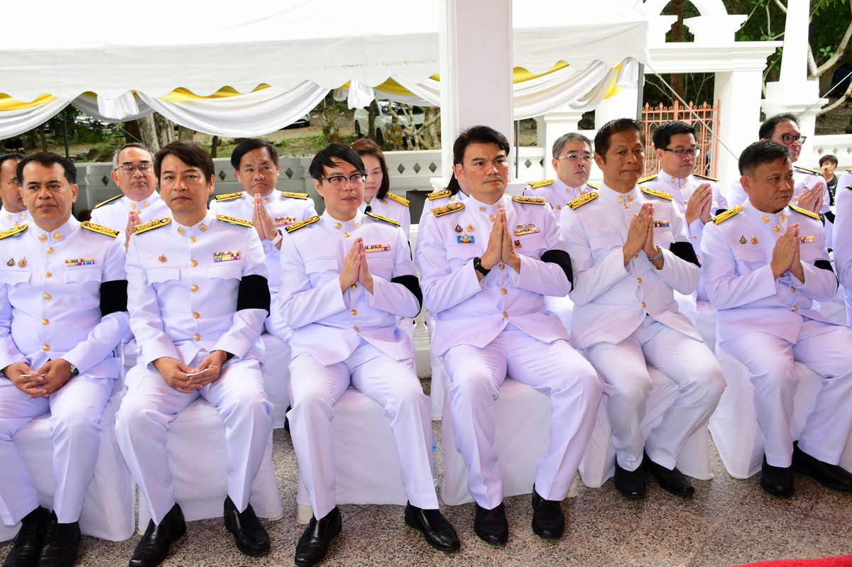 ผู้อำนวยการสำนักงานวิทยาเขตกำแพงแสน พร้อมบุคลากรสำนักงานวิทยาเขตกำแพงแสน ร่วมพิธีถวายผ้าพระกฐินพระราชทาน ประจำปี 2568