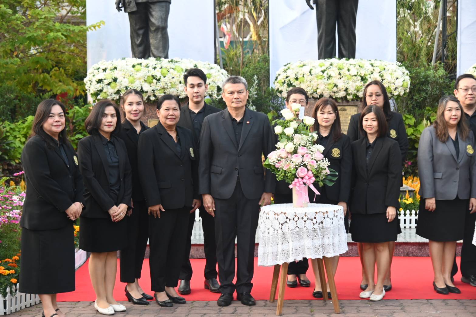 ผู้อำนวยการสำนักงานวิทยาเขตกำแพงแสน นำคณะผู้บริหารและบุคลากร ร่วมพิธีวางแจกันดอกไม้ ณ อนุสาวรีย์สามบูรพาจารย์ มก. เนื่องในโอกาสครบรอบ 83 ปี แห่งการสถาปนามหาวิทยาลัยเกษตรศาสตร์