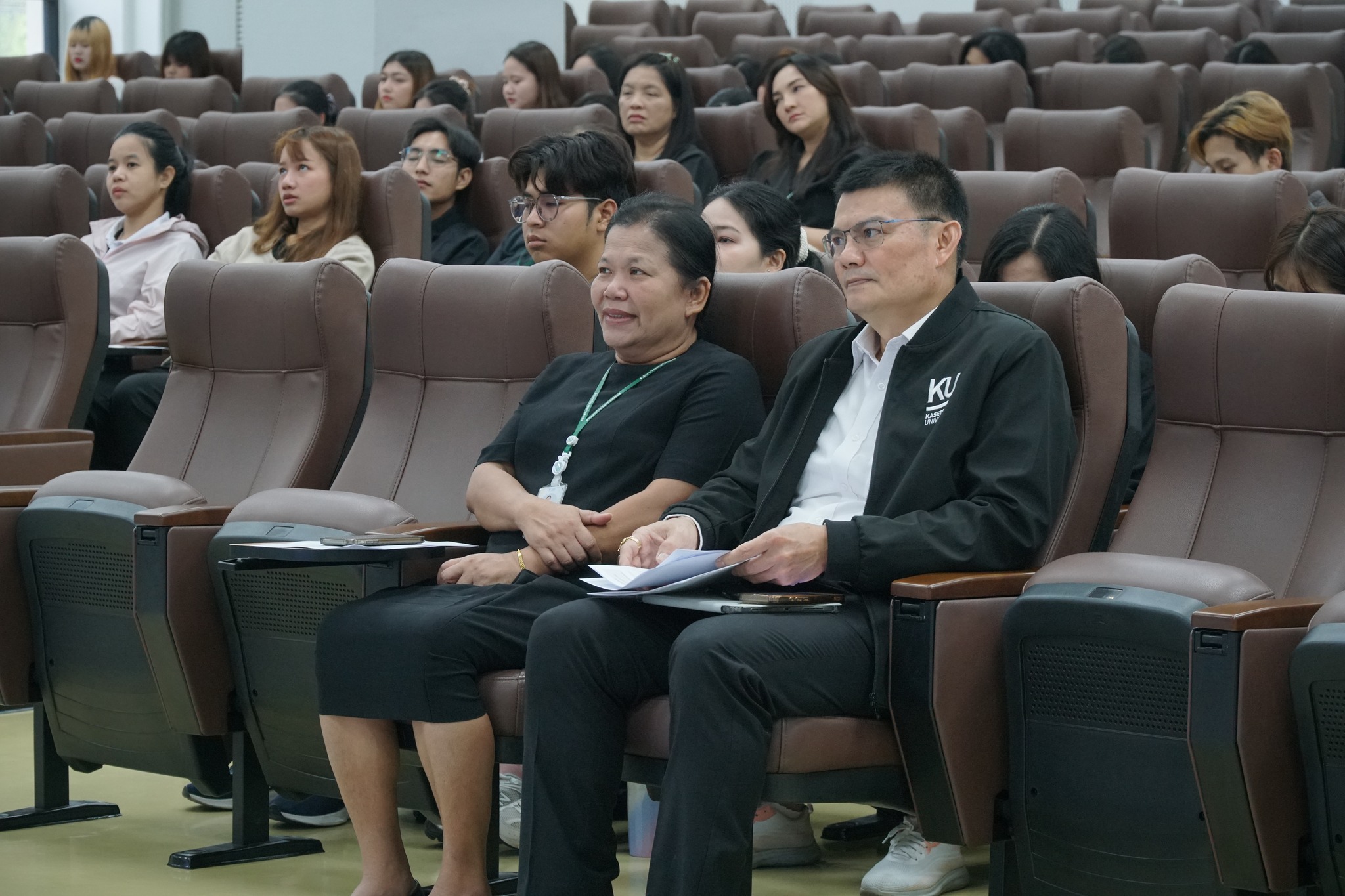 ผู้อำนวยการสำนักงานวิทยาเขตกำแพงแสน พร้อมบุคลากร ร่วมรับฟังบรรยายโครงการฝึกอบรมบริหารความเสี่ยงองค์กร วิทยาเขตกำแพงแสน กิจกรรมที่ 1 เรื่อง “รู้เท่าทันความเสี่ยงใกล้ตัว – ไกลองค์กรเสริมเกราะให้บุคลากร นิสิต มุ่งสู่ KU ยั่งยืน”